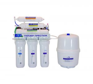 Nguồn nước giếng khoan là nguồn nước có chất lượng khá thấp so với mặt bằng chung và thường gặp phải các vấn đề như nước nhiễm cặn, nhiễm phèn, asen, nước có hàm lượng kim loại nặng cao, có màu vàng, vị tanh…. Chính vì vậy để có thể sử dụng nguồn nước này vào việc ăn uống hàng ngày thì việc sử dụng các thiết bị lọc chuyên dụng để đảm bảo nguồn nước được an toàn nhất cho sức khỏe. Dưới đây là một vài mẹo hay sẽ giúp bạn chọn mua máy lọc nước tốt cho nguồn nước giếng khoan. 1., Đánh giá về nguồn nước giếng khoan của gia đình Thông thường các nguồn nước giếng khoan ngầm đào lên đa phần bị nhiễm cứng, nước có chứa hàm lượng Mg, Ca khá cao, chưa kể nước giếng khoan dễ bị nhiễm phèn, chịu ảnh hưởng trực tiếp từ các chất thải, rác thải của nhà máy, cơ sở sản xuất công nghệp, làng nghề….. vì vậy việc trang bị thiết bị lọc nước chất lượng là điều hết sức cần thiết. Tuy nhiên để chọn máy lọc nước thích hợp cho nước giếng khoan, người dân cũng cần cân nhắc tìm mua máy lọc nước phù hợp, chọn công nghệ lọc nước đúng để đảm bảo loại sạch toàn bộ các tác nhân có hại, gây bệnh có bên trong nguồn nước. 2. Máy lọc nước RO – Giải pháp lọc nước thích hợp nhất dành cho nguồn nước giếng khoan Đối với nguồn nước giếng khoan nếu muốn loại sạch toàn bộ các ion Magie cùng với ion Canxi có trong nước, loại sạch các tác nhân gây bệnh có trong nguồn nước mà không cần đun sôi thì máy lọc nước RO là giải pháp phù hợp nhất mà chúng ta có thể sử dụng. Máy lọc nước RO với công nghệ thẩm thấu ngược, màng lọc RO với kích thước siêu nhỏ lên tới 0,0001 micron đảm bảo loại bỏ hoàn toàn được cặn bẩn, vi khuẩn, các hợp chất gây hại trong nước đảm bảo chất lượng nước đầu ra là nước tinh khiết sạch và an toàn 100%. 3. Nước giếng khoan không chỉ sạch mà còn có lợi cho sức khỏe với máy lọc nước RO Geyser Prestige PM Để phục vụ nhu cầu lọc nước sinh hoạt với nguồn nước giếng khoan có chất lượng kém, nhãn hàng Geyser đã cho ra mắt máy lọc nước RO Geyser Prestige PM - dòng máy lọc nước RO thế hệ mới với tiêu chí đảm bảo phù hợp với mọi nguồn nước giếng khoan tại Việt Nam, không chỉ cam kết cho chất lượng nước lọc đầu ra chuẩn sạch mà còn giàu khoáng chất có lợi cho sức khỏe. Máy lọc nước RO Geyser Prestige PM được sản xuất bằng dây chuyền hiện đại, từ khâu lắp ráp tới vận chuyển, bảo quản và thử nghiệm đều phải theo tiêu chuẩn khắt khe của Châu u, không chỉ cho ra nước tinh khiết như các dòng máy lọc RO thông thường mà còn cho ra đồng thời được cả nguồn nước giàu khoáng uống ngay. Dòng RO Geyser Prestige PM sử dụng màng lọc RO vontron tiên tiến kích thước khe hở siêu nhỏ 0,0001 micron loại sạch 100% các chất ô nhiễm, kim loại, vi khuẩn, virus cùng các thành phần độc hại khác, cung cấp nguồn nước sạch tinh khiết theo đúng tiêu chuẩn của Bộ Y Tế. Máy lọc nước RO Geyser Prestige PM còn tạo ra sự khác biệt với công nghệ tạo khoáng thông minh vượt trội, được cấp bằng sáng chế tại Nga với khả năng tạo khoáng Canxi lên đến 40mg, không chỉ cung cấp nước uống tốt cho sức khỏe, mà còn bổ sung Canxi, giúp phòng chống loãng xương hiệu quả, điều mà không phải máy lọc nước RO nào trên thị trường cũng có thể làm được. Máy lọc nước RO Geyser Prestige PM được nhập khẩu nguyên chiếc từ LB Nga và phân phối chính hãng tại Việt Nam bởi Công ty TNHH Đại Hồng Phát. Xem chi tiết máy lọc nước RO Geyser Prestige PM TẠI Đ Y (https://geyser.vn/san-pham/may-loc-nuoc-ro/may-loc-nuoc-ro-geyser-prestige-p%D0%BC )
