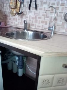 Nguồn nước bạn đang sử dụng ảnh hưởng trực tiếp tới sức khỏe của bạn và người thân. Để bảo vệ cho nguồn nước đảm bảo chuẩn sạch an toàn thì cần chọn mua máy lọc nước sinh hoạt chất lượng, đảm bảo hiệu quả và cho ra nguồn nước thực sự tốt cho sức khỏe. Dưới đây là cách chọn máy lọc nước sinh hoạt tốt cho sức khỏe mà người dùng có thể tham khảo. 1., Xác định rõ tính chất nguồn nước đầu vào Một trong những tiêu chí đầu tiên khi chọn máy lọc nước sinh hoạt tốt cho sức khỏe là cần xác định rõ tính chất nguồn nước đầu vào, từ đó chọn ra dòng máy lọc nước phù hợp nhất. Nếu nguồn nước đầu vào là nước máy thì tốt nhất chúng ta nên dùng máy lọc nước Nano để có thể vừa có được nguồn nước sạch giàu khoáng tốt cho sức khỏe, đảm bảo vừa an toàn lại tiết kiệm được tối đa chi phí sử dụng nhờ cơ chế lọc không cần dùng điện, không thải nước. Tuy nhiên với nguồn nước đầu vào gia đình bạn đang dùng là nước giếng khoan thì nên chọn máy lọc nước RO để có thể đảm bảo nguồn nước sau lọc hoàn toàn sạch cặn bẩn và vi khuẩn cũng như chất độc hại có trong nước. 2. Cân nhắc mục đích sử dụng máy lọc nước Khi mua máy lọc nước chúng ta cần cân nhắc kỹ càng mục đích sử dụng máy lọc nước, trong đó với nhu cầu tắm giặt, ăn uống hoặc lọc để làm nước uống, để nâu ăn… cũng cần cân nhắc rõ ràng. Thông thường khi lọc nước sinh hoạt chỉ để ăn uống, nấu nướng tốt nhất chúng ta nên dùng các dòng máy lọc nước gia đình có công suất vừa phải từ 15L/H trở lên để đáp ứng được nhu cầu sử dụng nước ăn uống cho gia đình khoảng từ 3 - 5 người. Đối với nhu cầu sử dụng nguồn nước nhiều hơn cho văn phòng , nhà hàng, trường học, hoặc nhu cầu sử dụng nước cho cả ăn uống và tắm rửa thì người dùng nên cân nhắc việc sử dụng các hệ thống lọc có công suất lớn hơn từ 30 -1000 L/H mới có thể phù hợp cho các nhu cầu sử dụng nguồn nước lớn như vậy. 3. Máy lọc nước phải có nguồn gốc xuất xứ rõ ràng Một sản phẩm máy lọc nước tốt luôn cần có nguồn gốc và xuất xứ sản phẩm phải rõ ràng, đối với các loại máy lọc nước được nhập khẩu chính hãng cần có các cách thức để kiểm tra nguồn gốc sản phẩm nhập khẩu như mã QR, mã code, giấy tờ hải quan như CO, CQ… thì mới có thể đảm bảo được nguồn gốc thực sự của máy lọc nước và sản phẩm bạn đang quan tâm có thực sự chất lượng hay không. 4. Mua máy lọc nước ở những đơn vị uy tín Một trong những điều quan trọng khác cần chú ý khi mua máy lọc nước là cần đảm bảo sản phẩm được phân phối bởi các đại lý uy tín với chế độ bảo hành, hậu mãi sau bán hàng đầy đủ, rõ ràng. Với máy lọc nước Nano Geyser, khách hàng có thể tìm tới các đại lý của Đại Hồng Phát để mua hàng, đây là đơn vị độc quyền cung ứng các dòng máy lọc nước Geyser trên thị trường, có đầy đủ chế độ bảo hành dài hạn, sản phẩm chính hãng, đầy đủ và có đủ mọi tem mác cũng như giấy tờ chứng minh nguồn gốc xuất xứ sản phẩm. Xem chi tiết các mẫu máy lọc nước Geyser nhập khẩu chính hãng TẠI Đ Y (https://geyser.vn )